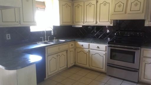 3232 SW 92nd St - Photo 3 of 9