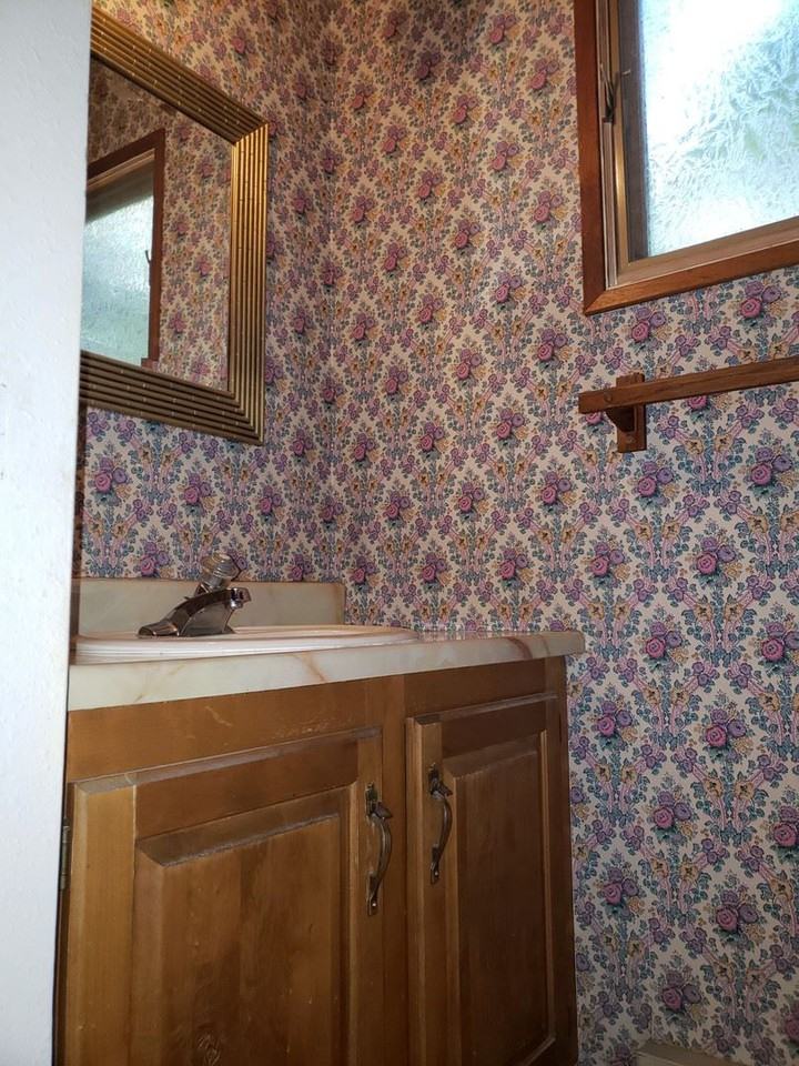 232 W 6th St - Photo 2 of 5