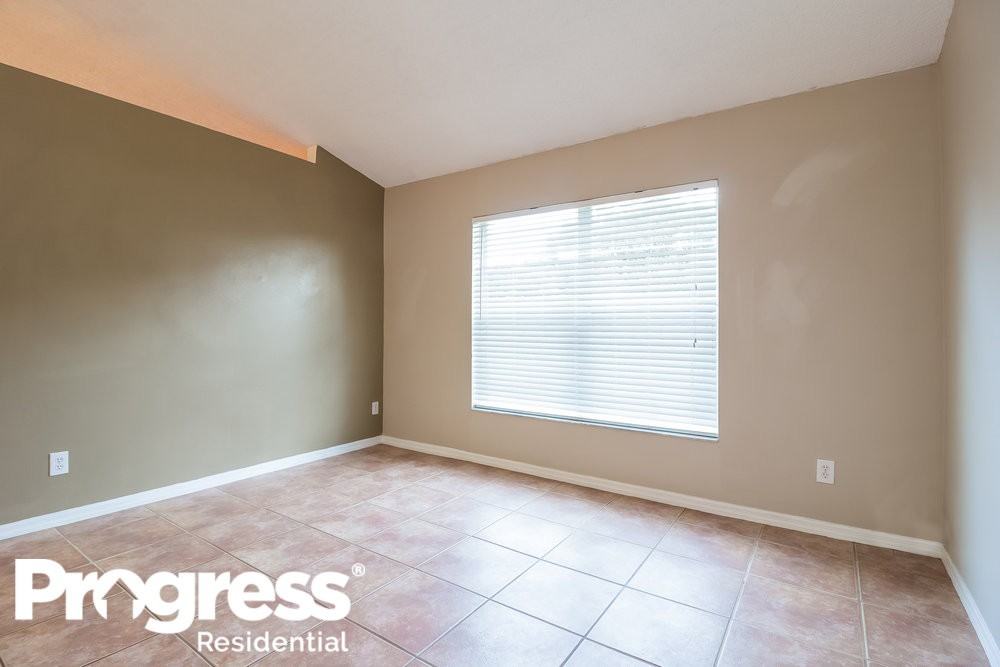 2933 Hunters Ln - Photo 2 of 14