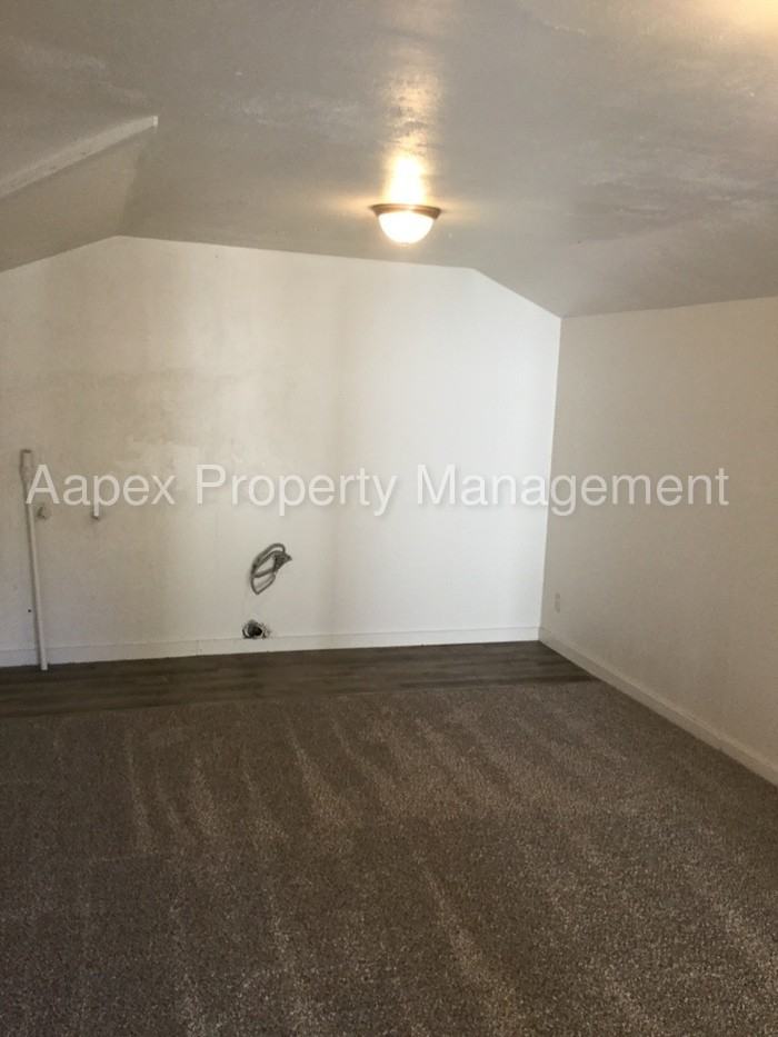 1069 Mersey Ave - Photo 3 of 12