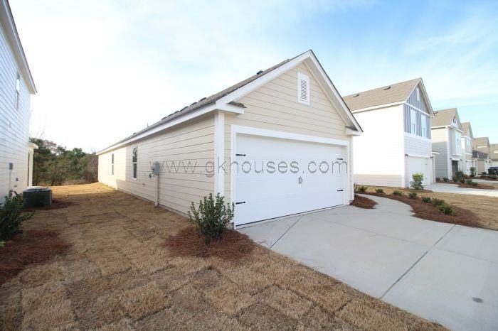 990 Hawthorn Ln - Photo 3 of 23