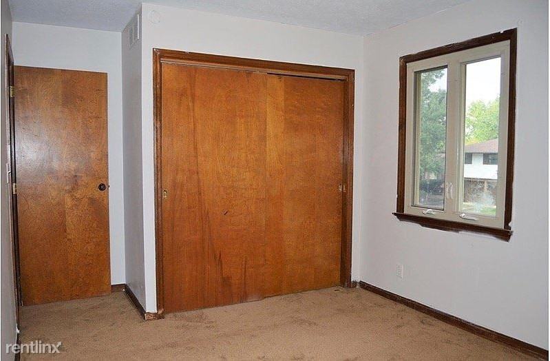 1300 Knollwood Dr E - Photo 3 of 7