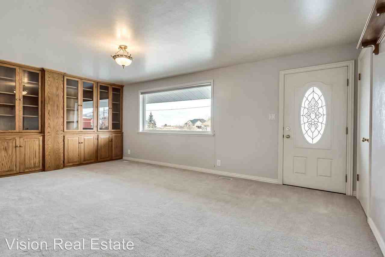 1685 W. Maple St. - Photo 3 of 19