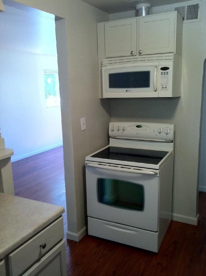 930 Vaughn St - Photo 2 of 10