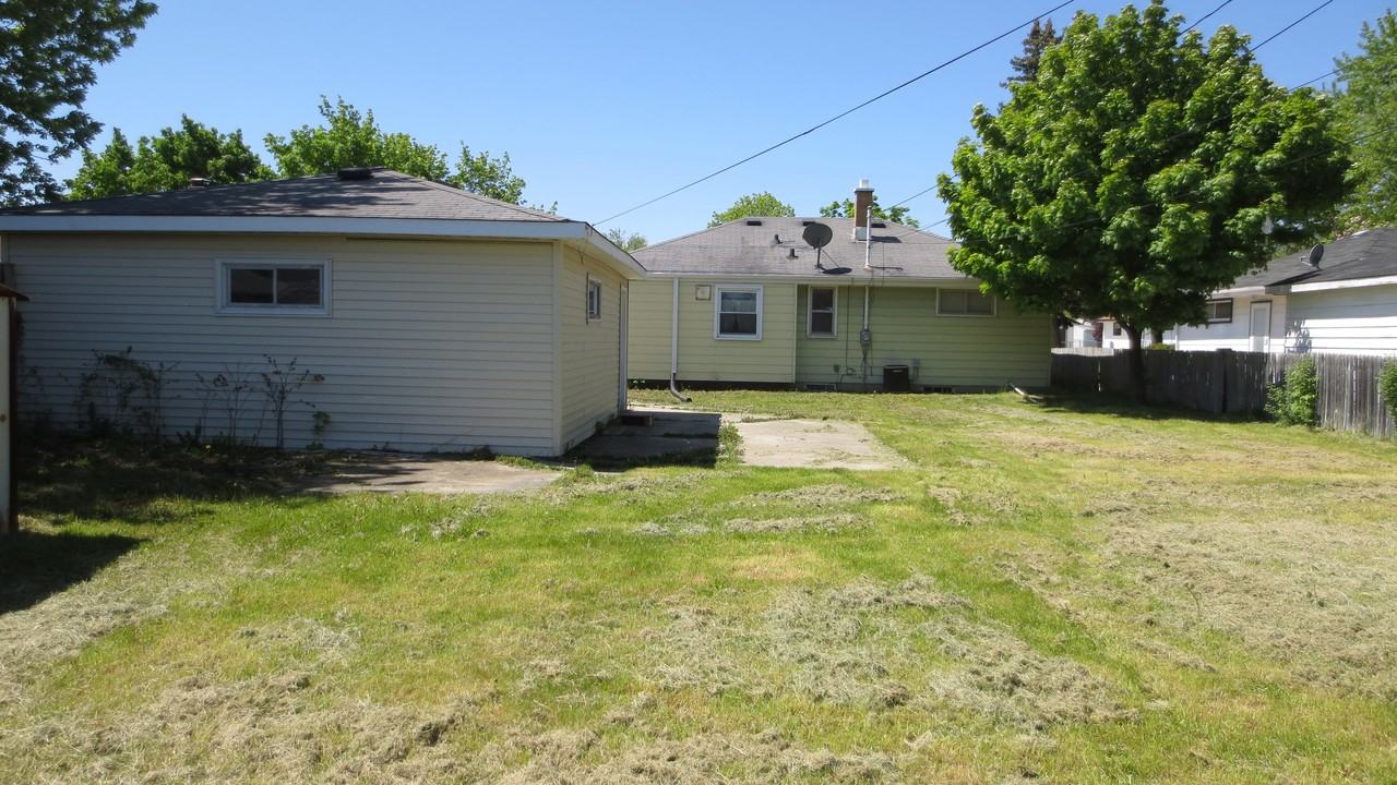 8718 W Winfield Ave - Photo 3 of 16