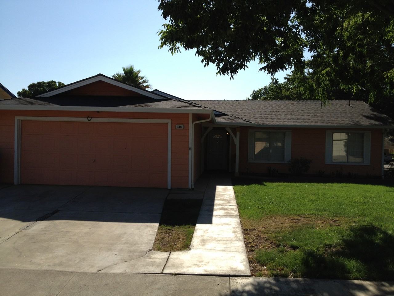 556 Traina Dr - Photo 2 of 8
