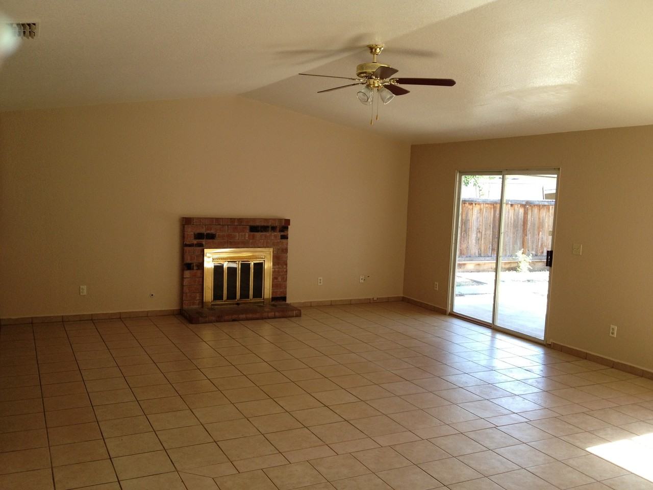 556 Traina Dr - Photo 3 of 8