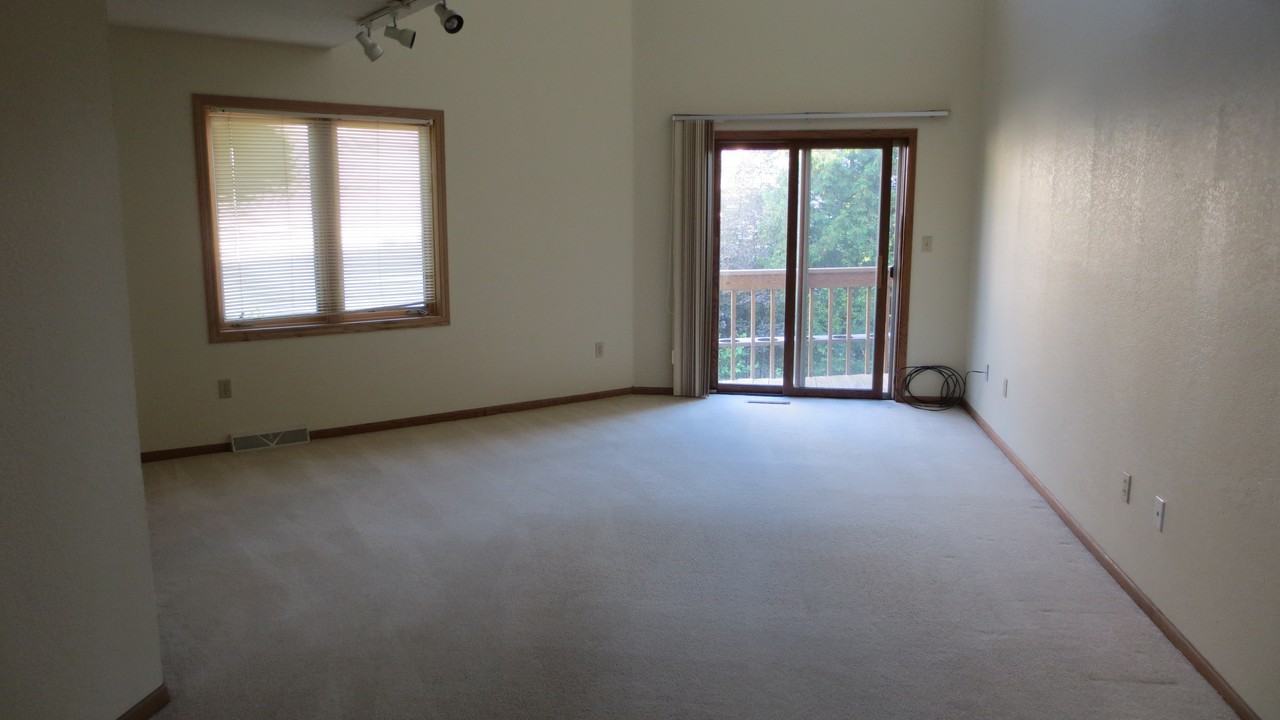 470 Manchester Ln - Photo 3 of 16