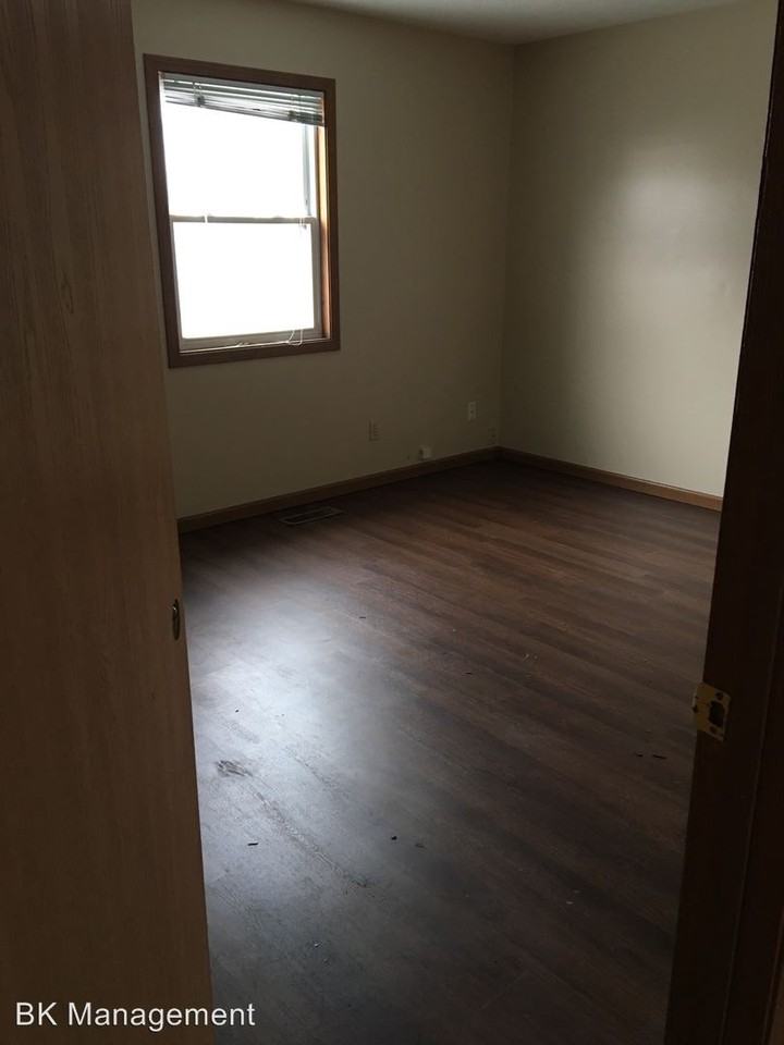 809 John St - Photo 3 of 4