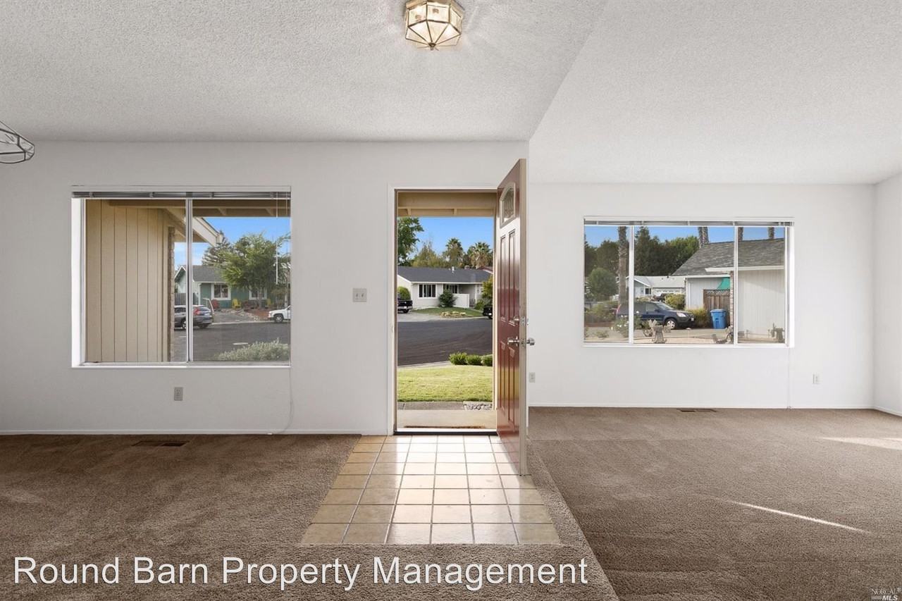 4412 Hamlet Ct - Photo 2 of 10