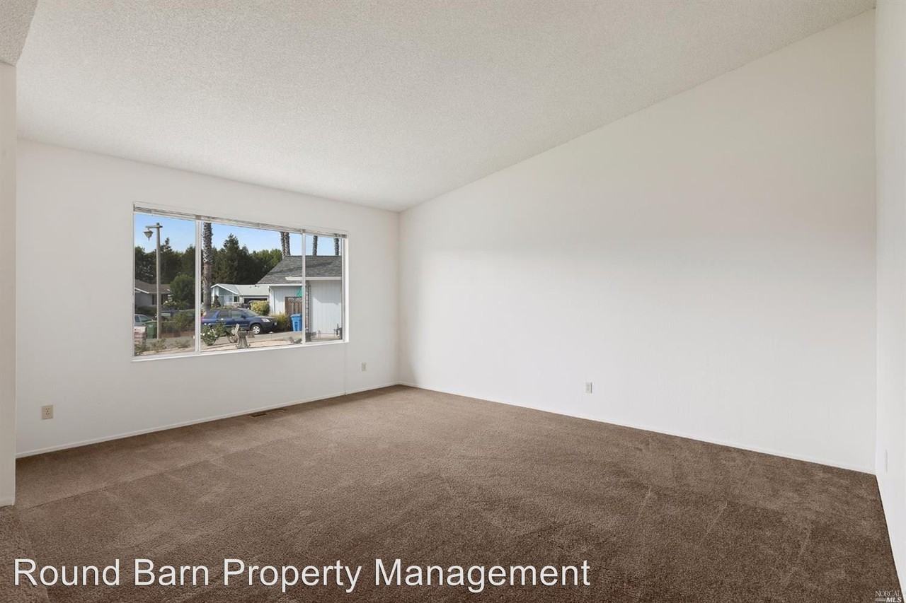 4412 Hamlet Ct - Photo 3 of 10