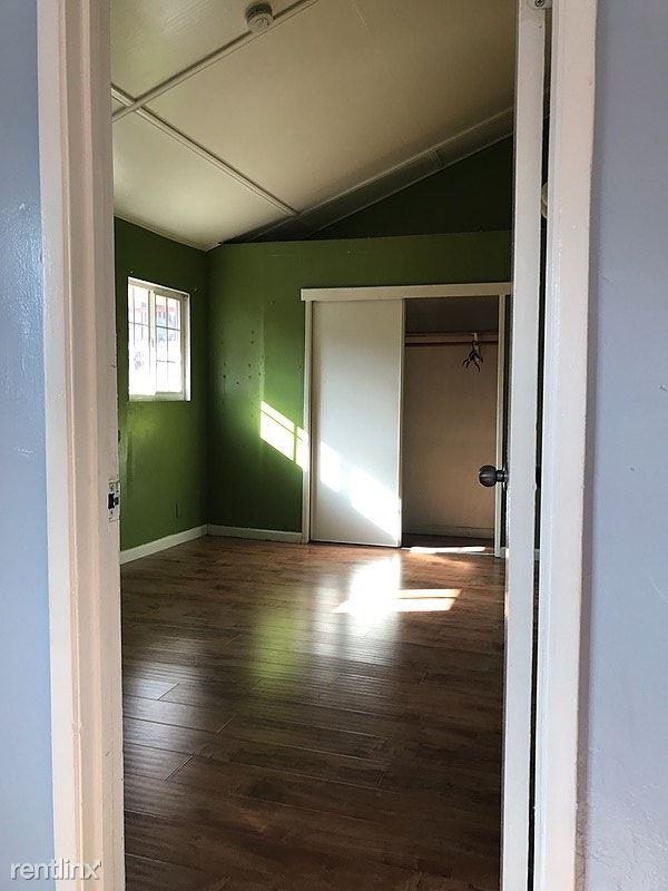 2409 Hayes Ave - Photo 3 of 8