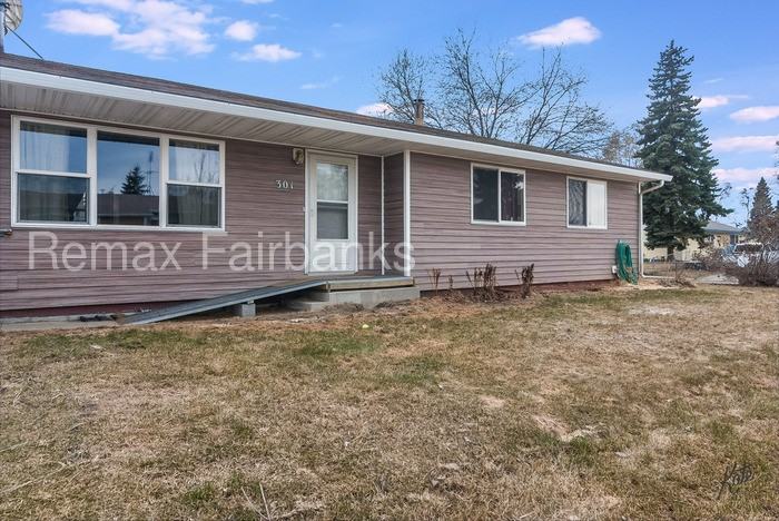 301 Island Dr E - Photo 2 of 35