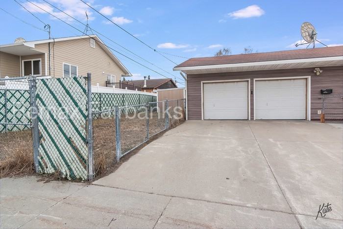 301 Island Dr E - Photo 3 of 35