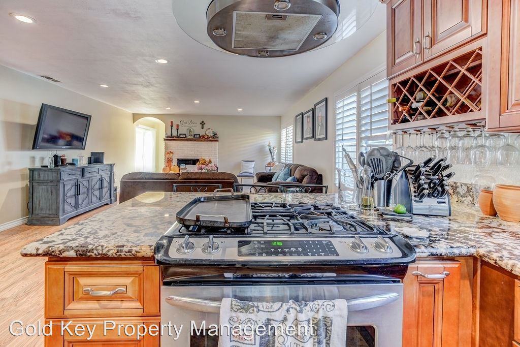 870 Manning Way - Photo 2 of 17