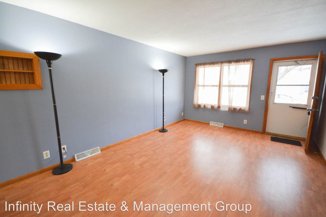 1020 13 1/2 St SE - Photo 3 of 10