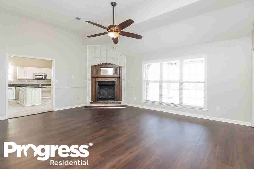 5052 Wolfchase Farms Pkwy - Photo 2 of 15