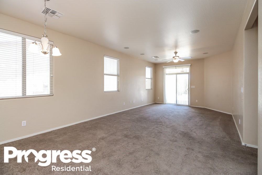 7424 W Glass Ln - Photo 3 of 15