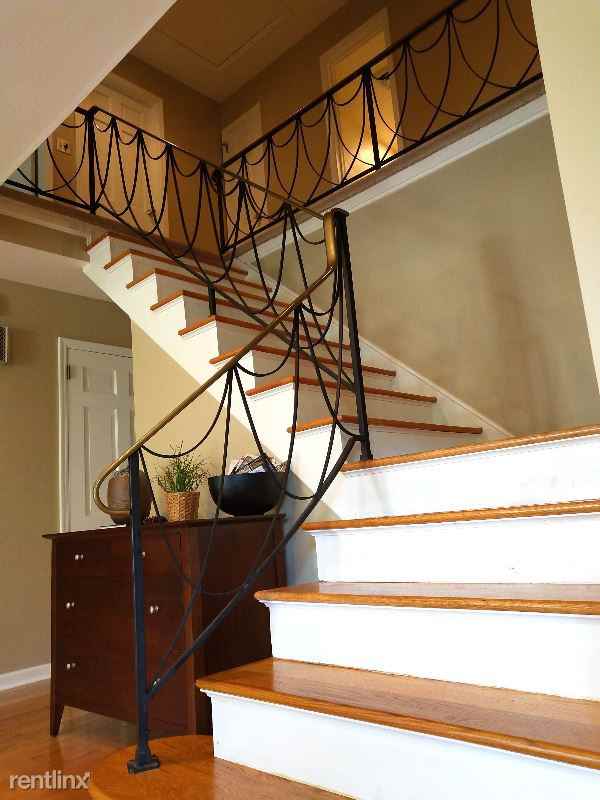 117 Hollywood Ave - Photo 2 of 14