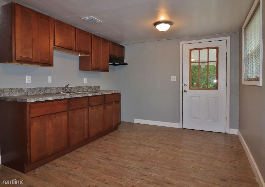 3263 Thomas St - Photo 3 of 8