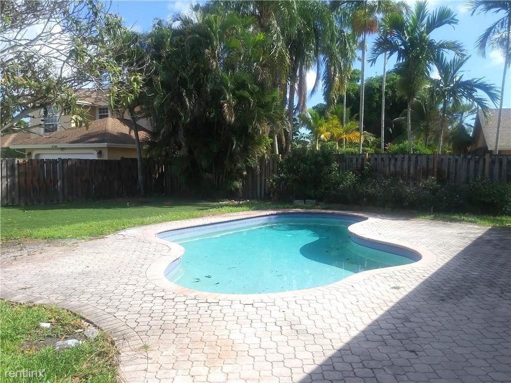 8765 SW 58th St - Photo 3 of 24