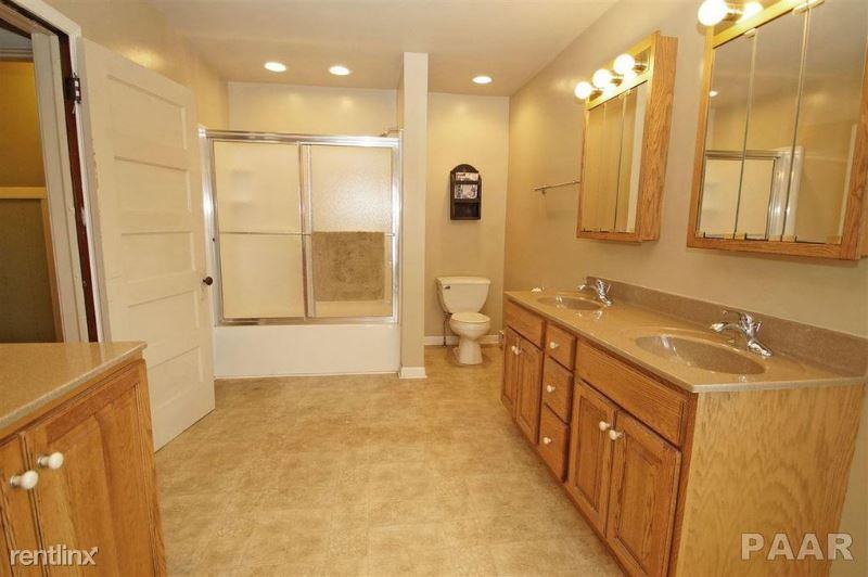 204 N Prairie St - Photo 3 of 17