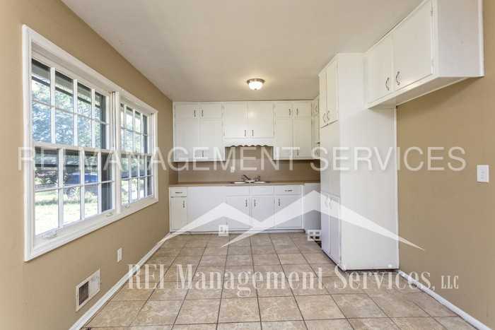 1131 Kawanda Ln - Photo 3 of 9