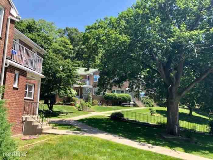 Lovely 2 Bed 1 Bath Apt in Garden Complex - H/HW/G - Tarrytown - Photo 2 of 10