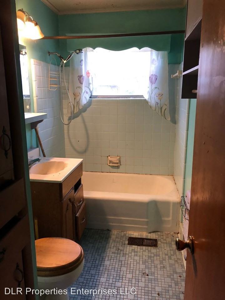 1019 N Sandusky Ave - Photo 3 of 3