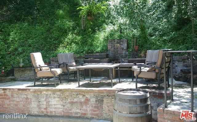 2542 E Glenoaks Blvd - Photo 2 of 12