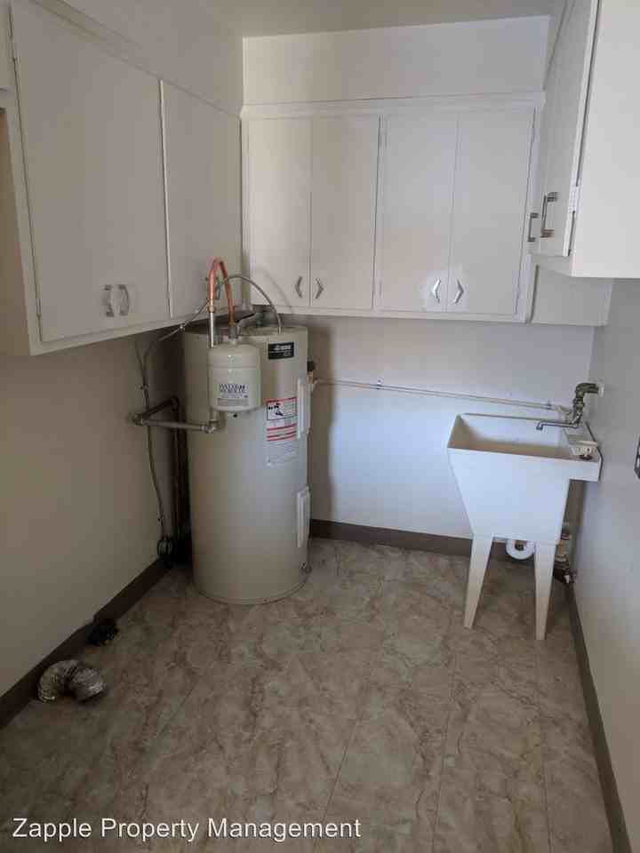 109 W Mission Ave - Photo 3 of 4