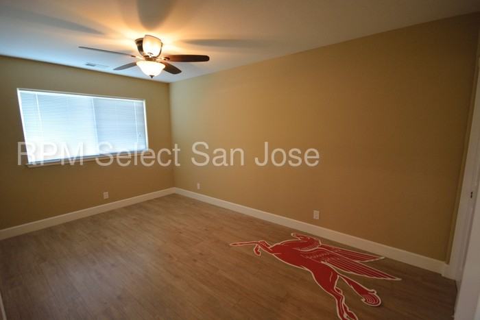 919 Gerard Way - Photo 3 of 14