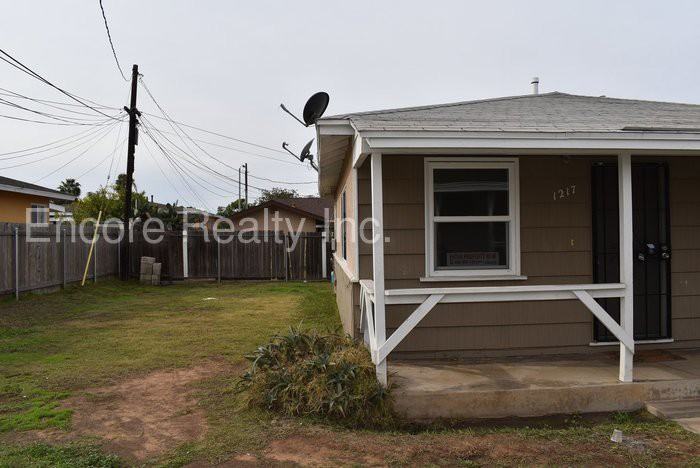1217 4th Ave - Photo 2 of 15