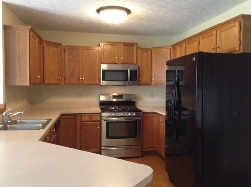 215 Colonel Dr - Photo 3 of 12