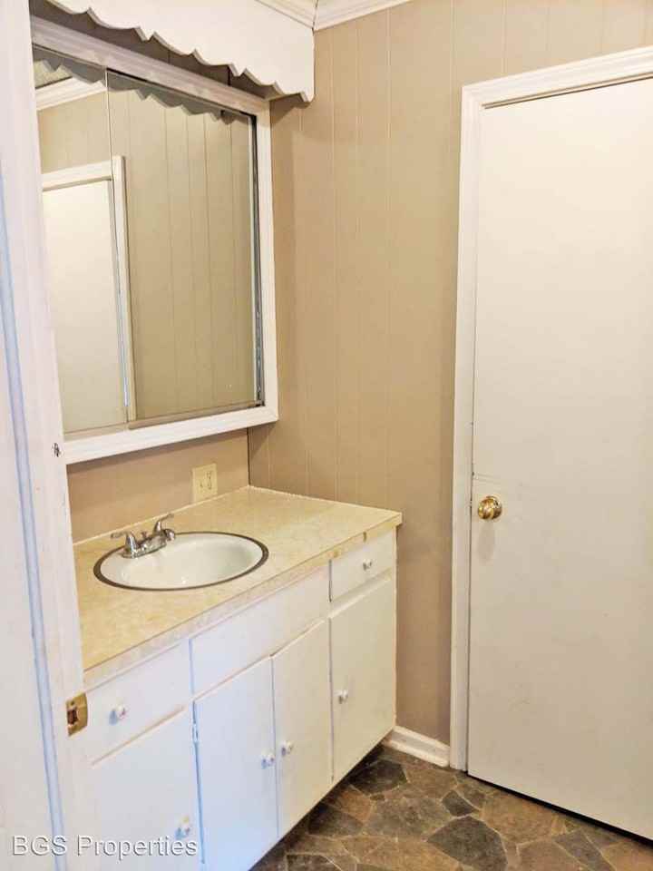 111 W Parkview St - Photo 2 of 9
