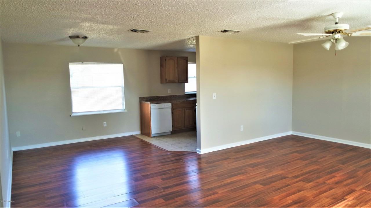 10901 Hardwick Ln - Photo 2 of 15