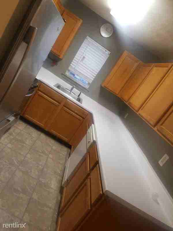 688 S 16th St - Photo 3 of 10