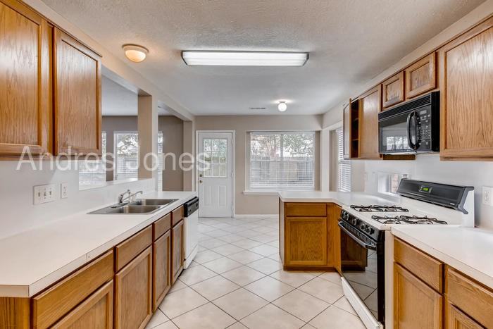 6910 Cobblestone Path - Photo 3 of 16