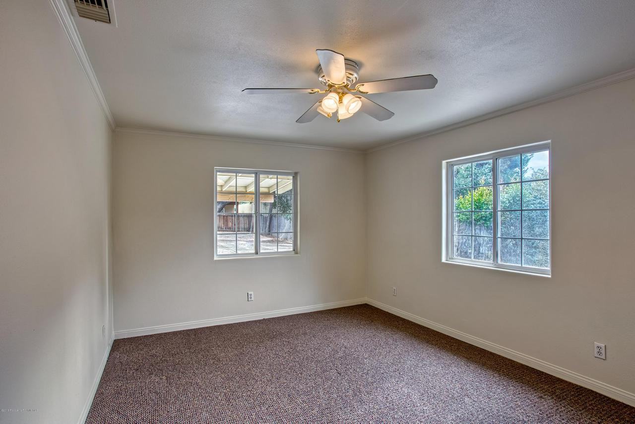 1694 Fiske Ave - Photo 2 of 13