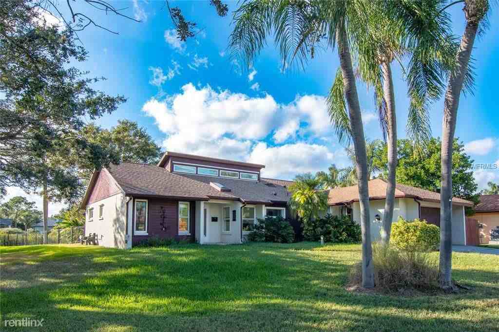 7200 16th Ct NE - Photo 2 of 32