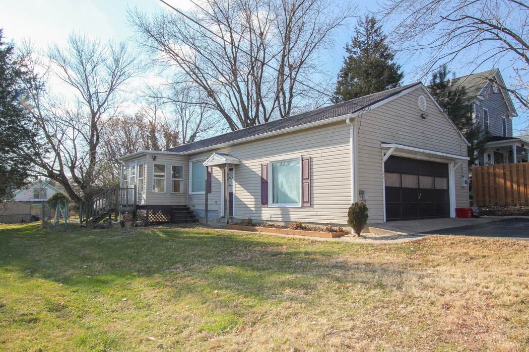 1071 Putnam St - Photo 2 of 20