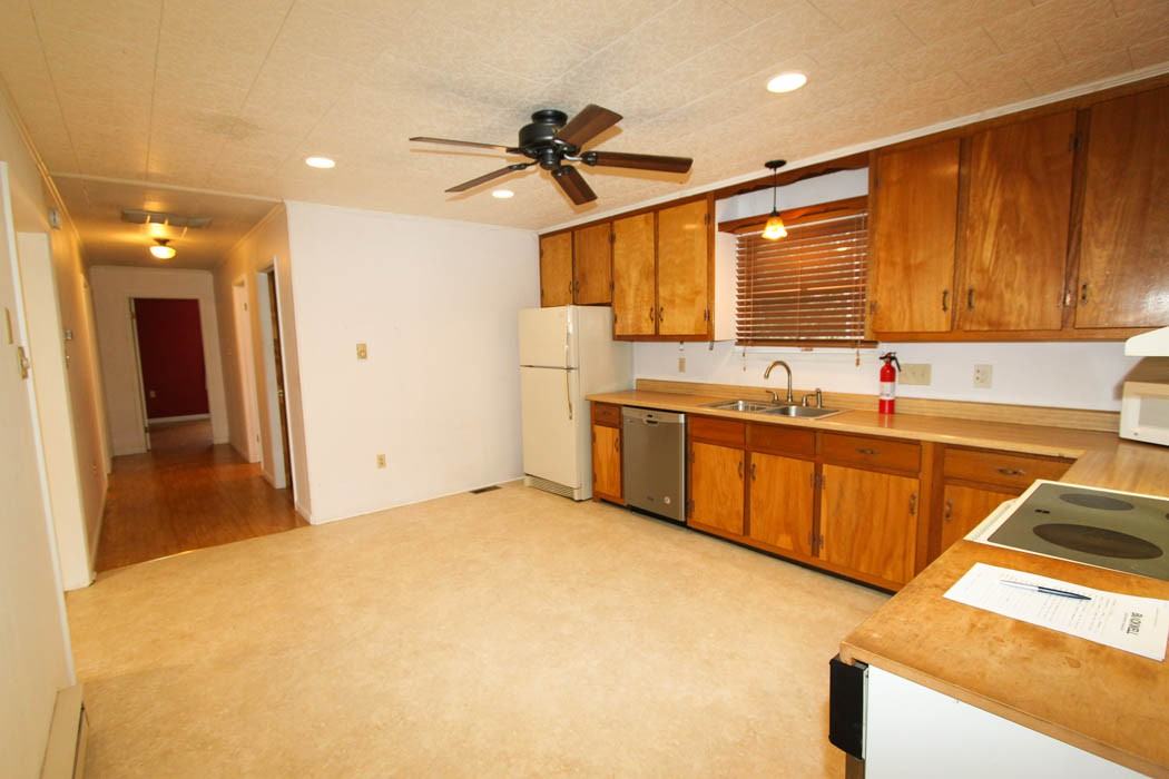 1071 Putnam St - Photo 3 of 20