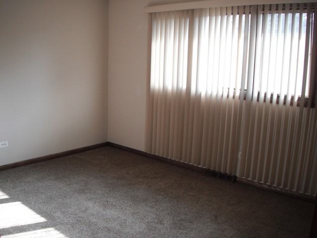 407 Blackstone Ave - Photo 3 of 14