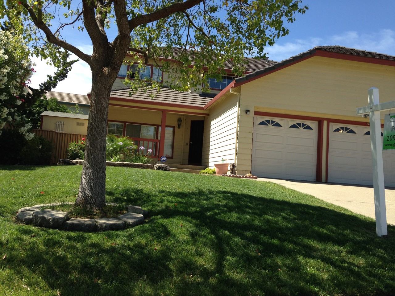 1372 Hampton Ct - Photo 2 of 2