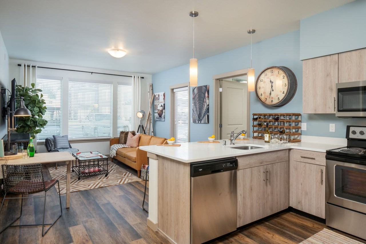 Monarch - Photo 7 of 51