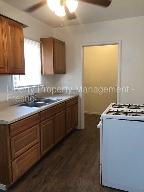 1322 O St - Photo 3 of 11