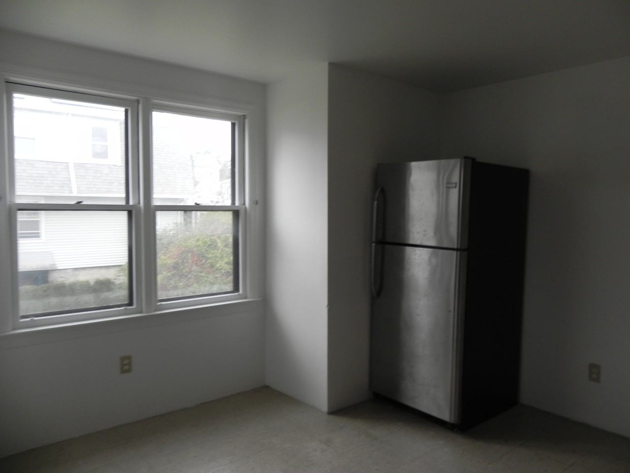 138 Mayflower Ave - Photo 3 of 12