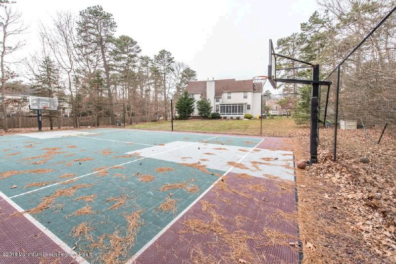 102 Erin Dr - Photo 2 of 50