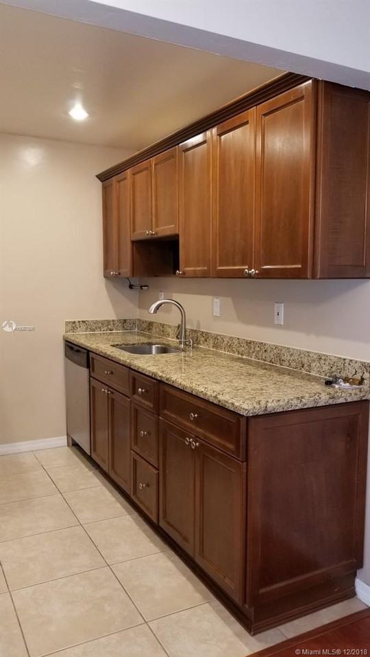 10810 N Kendall Dr - Photo 3 of 6