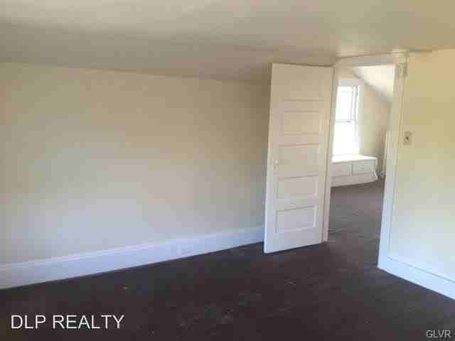 910 Knox Avenue - Photo 3 of 5